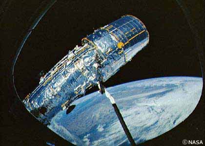 スペースシャトル・ディスカバリー号から切りはなされ、軌道投入される「ハッブル宇宙望遠鏡」