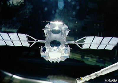 スペースシャトル「アトランティス」号(STS-37)から放出された、ガンマ線観測衛星「コンプトン」
