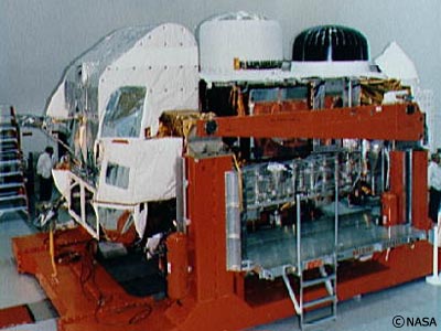 ケネディ宇宙センターで打上げ前の整備を受けているガンマ線観測衛星「コンプトン」