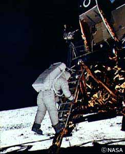 人類が月におり立つ(アポロ11号)