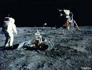 月面活動をおこなうオルドリン飛行士。向こう側に見えるのはアポロ11号の月着陸船。