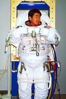 宇宙服を着る土井宇宙飛行士