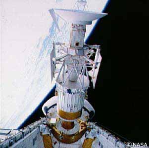 アトランティス号から切りはなされる瞬間の金星探査丘マゼラン」(STS30)