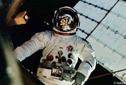 船外活動をするスカイラブ3号の宇宙飛行士