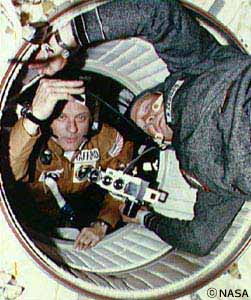 ドッキングに成功し、ハッチごしに対面する米ソの宇宙飛行士