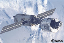 スペースシャトル・エンデバーから撮影されたザーリャとユニティ。合わせて重さ35t、長さ約23m。