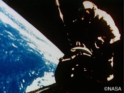 ジェミニ11号での飛行で宇宙遊泳をするゴードン。位置は大西洋上の宇宙空間にあたります。