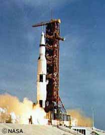 アポロ11号を打ち上げたサターンロケットのエンジン点火直後のシーン