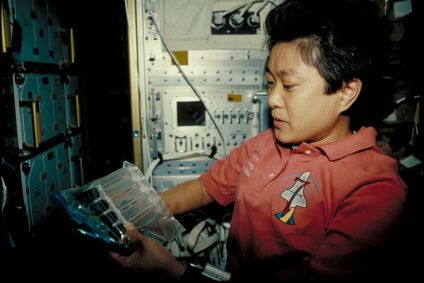 宇宙実験中の向井千秋宇宙飛行士。ペイロード・スペシャリスト(PS)としてスペースシャトルに搭乗。